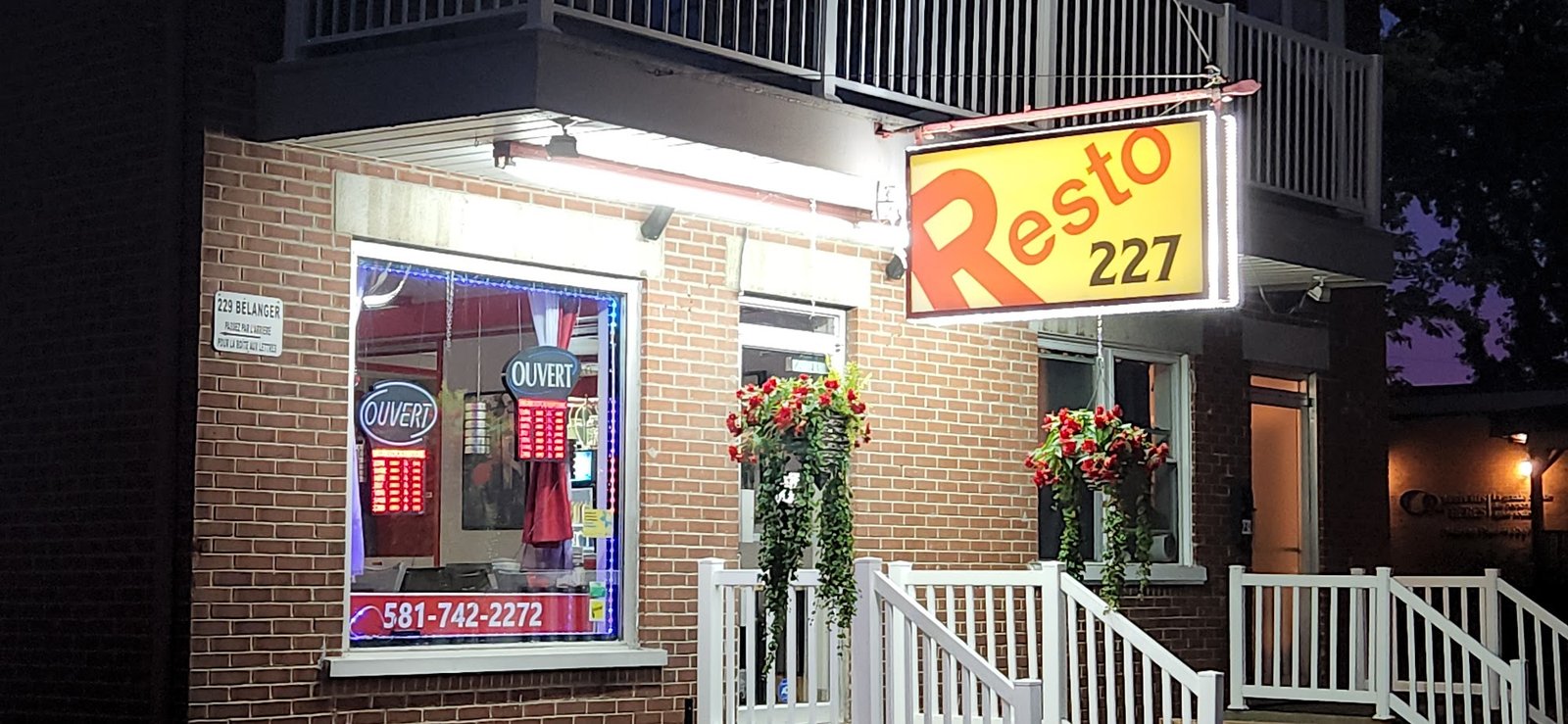 La façade du Resto 227 et son enseigne jaune et rouge sur l’avenue Bélanger