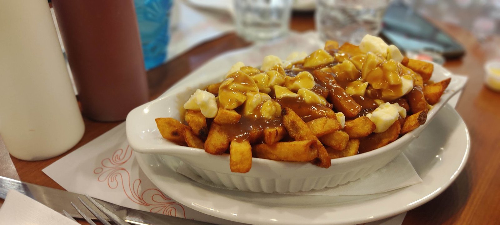Une poutine du Resto Deux Deux Sept, garnie de fromage en grains et de sauce